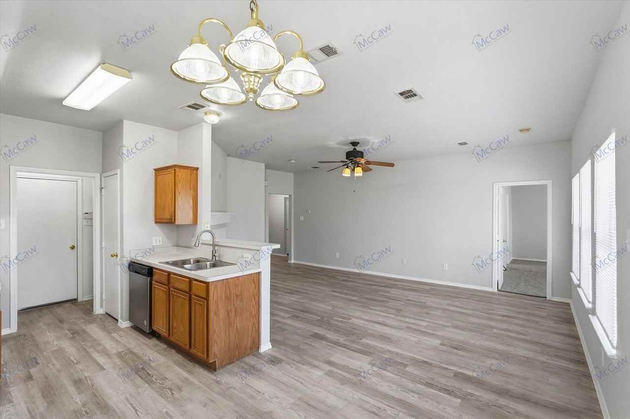 412 Pin Oak Ln - Photo 5 of 19