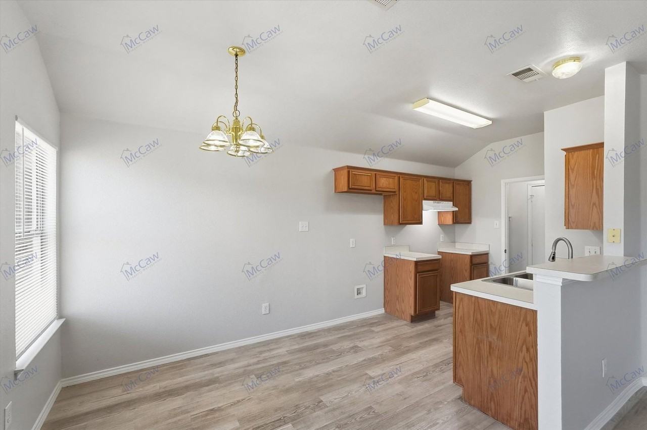 412 Pin Oak Ln - Photo 6 of 19