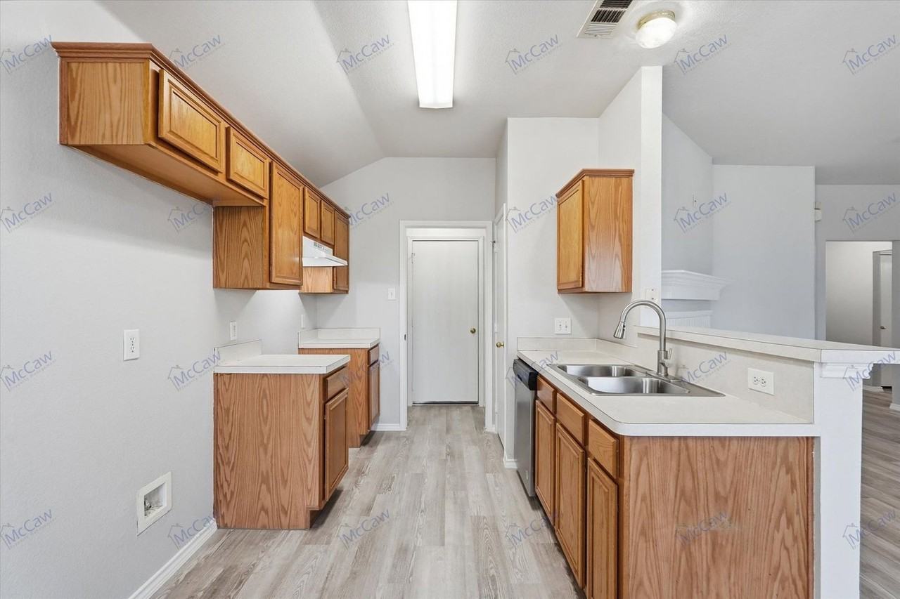 412 Pin Oak Ln - Photo 7 of 19