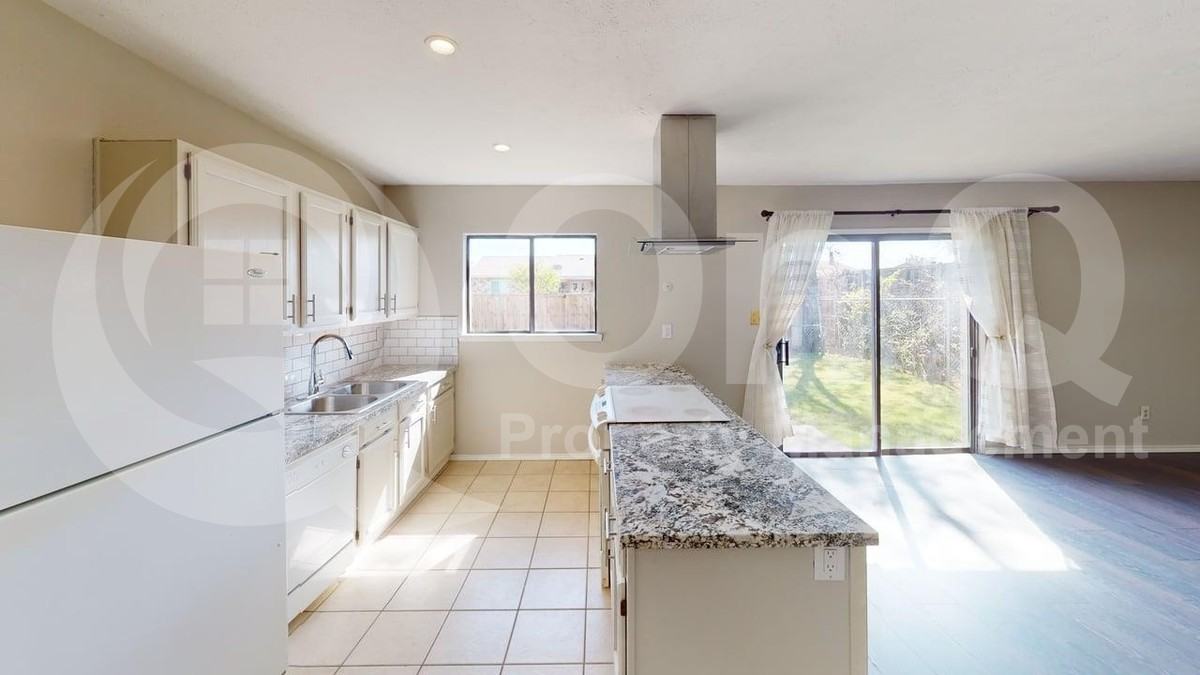 5656 Pearce St - Photo 4 of 18