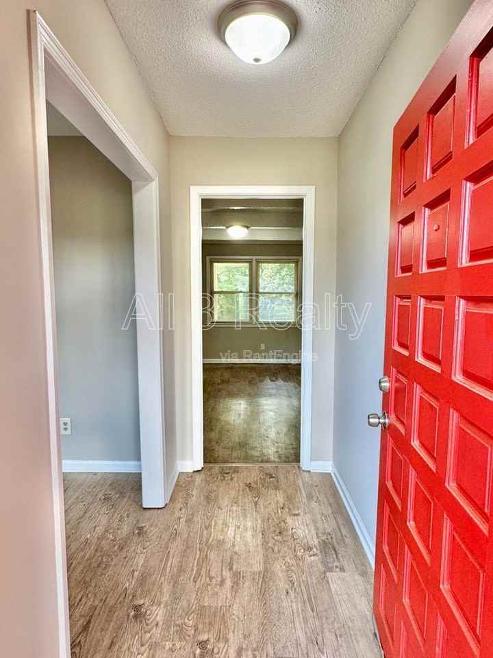 329 Northwestern Rd - Photo 4 of 39