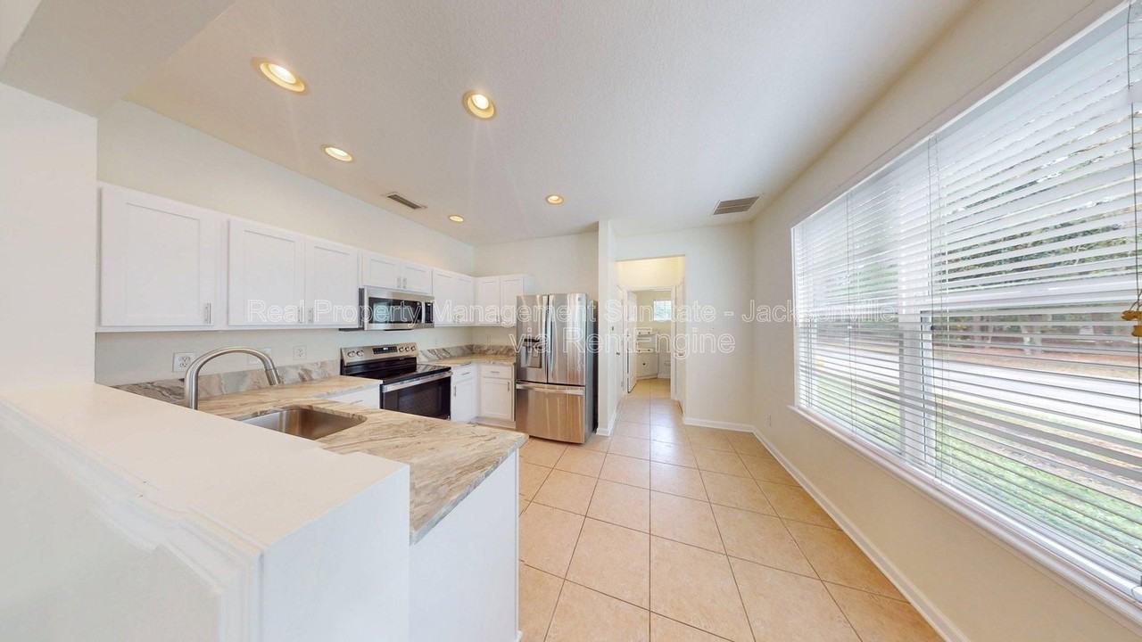 8498 Climbing Ivy Trl S - Photo 7 of 38