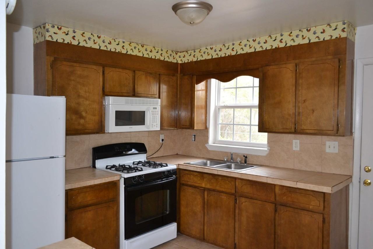 317 Pleasant St - Photo 2 of 8