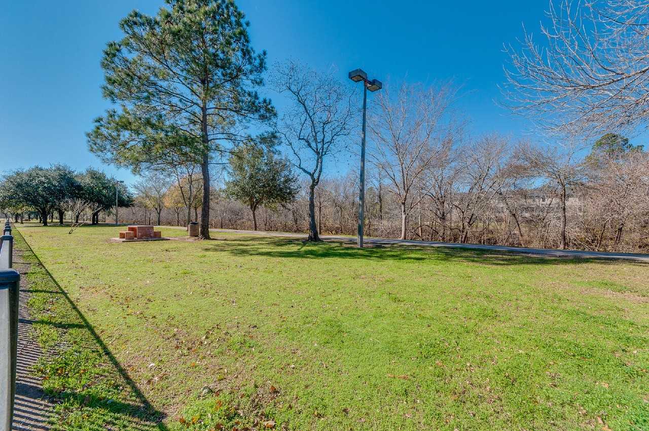 742 Memorial Mews St - Photo 3 of 26