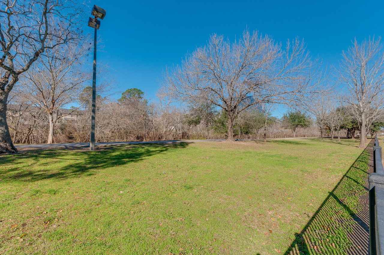 742 Memorial Mews St - Photo 4 of 26