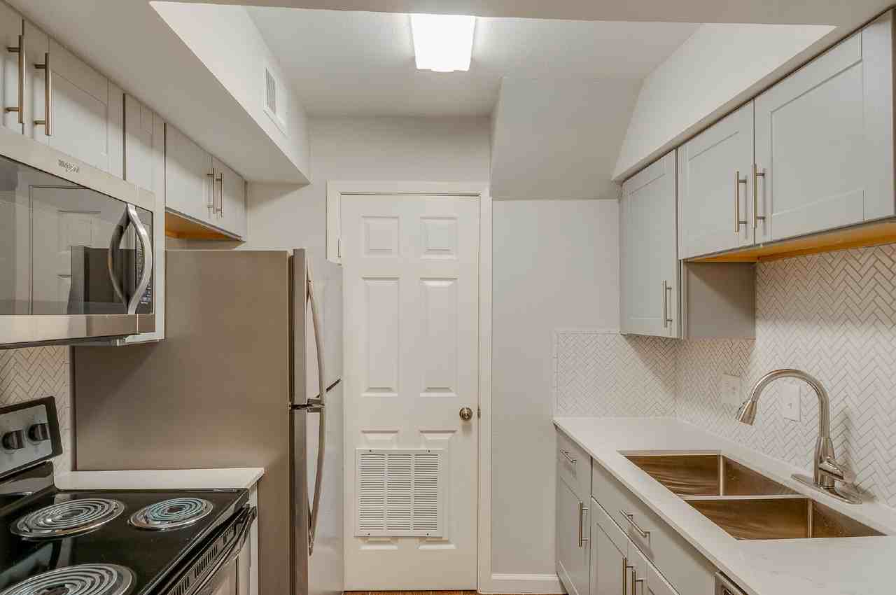 742 Memorial Mews St - Photo 7 of 26