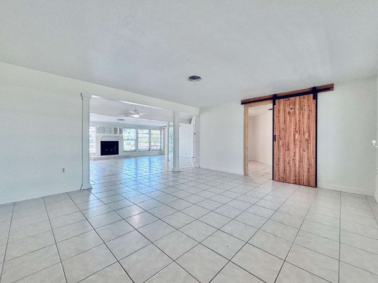 5663 Yorkshire Way - Photo 3 of 35