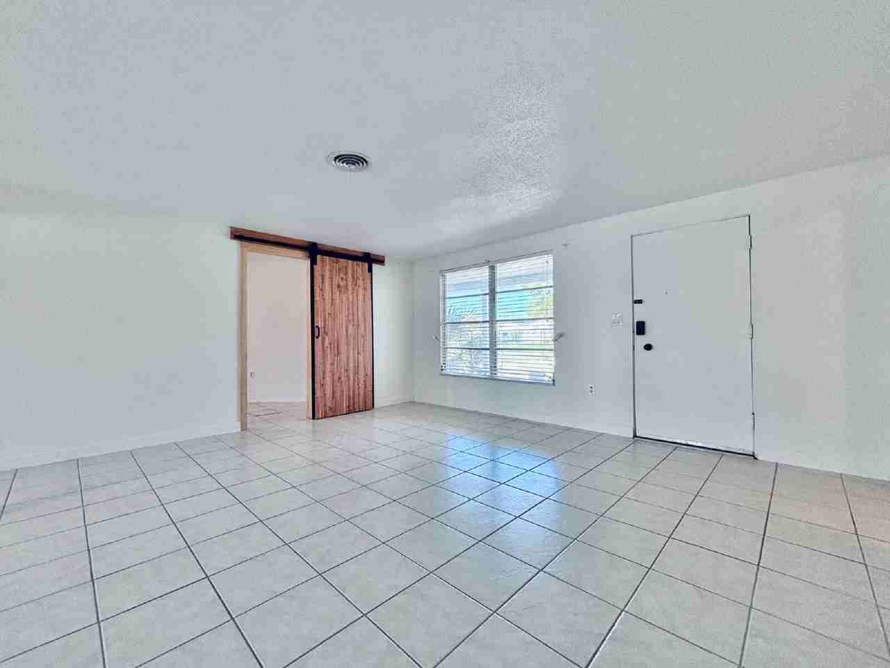 5663 Yorkshire Way - Photo 4 of 35