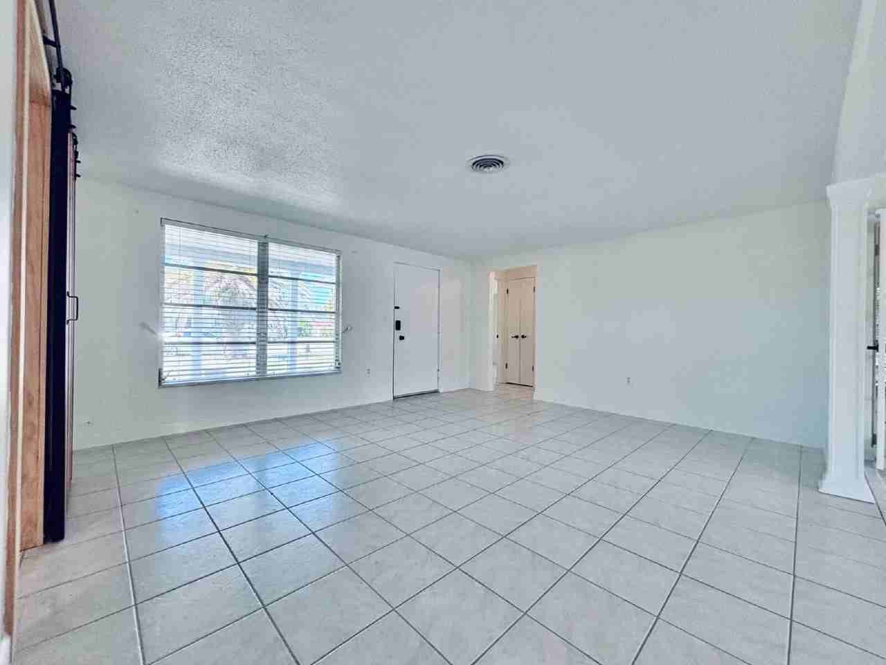 5663 Yorkshire Way - Photo 5 of 35