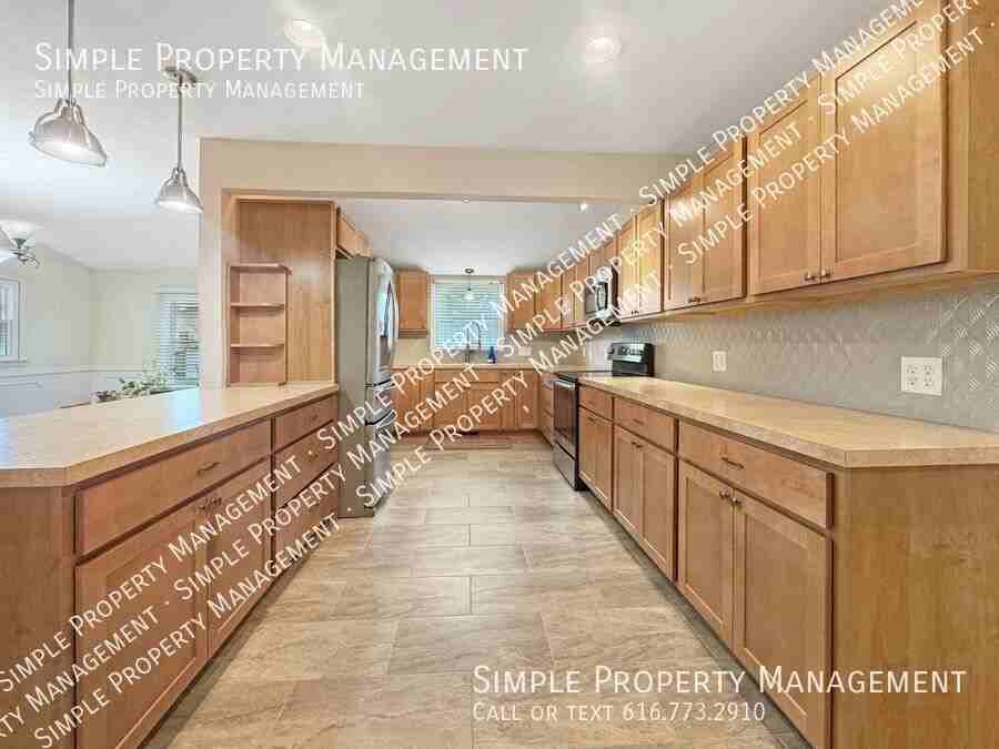 5352 Queensbury Dr Se - Photo 2 of 32