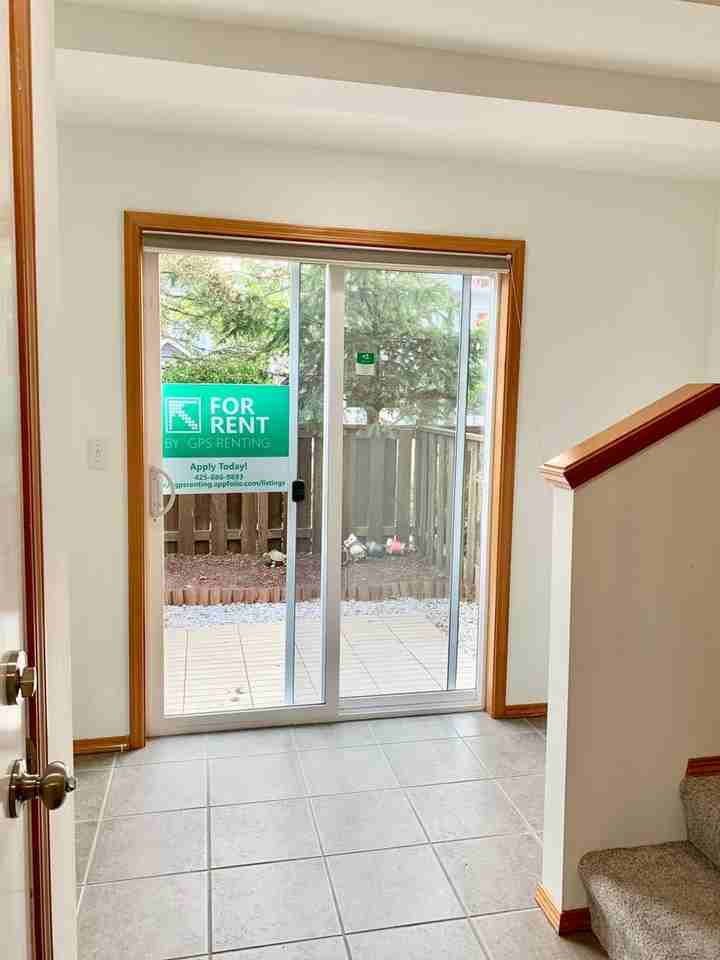 12043 33rd Ave Ne #C - Photo 3 of 17