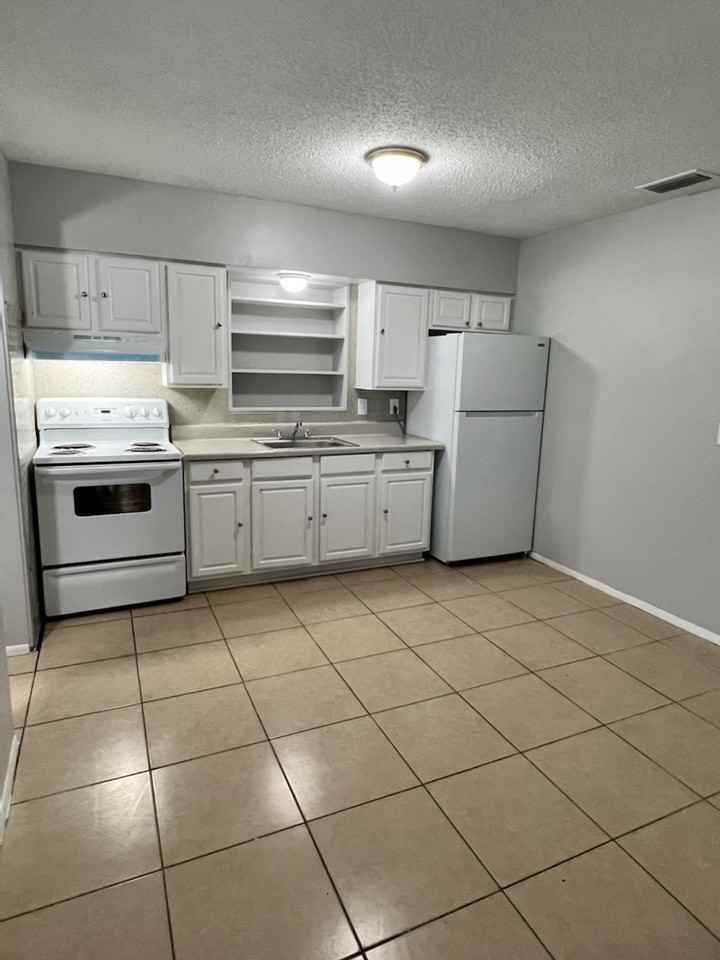 5518 18th St W #C - Photo 2 of 4