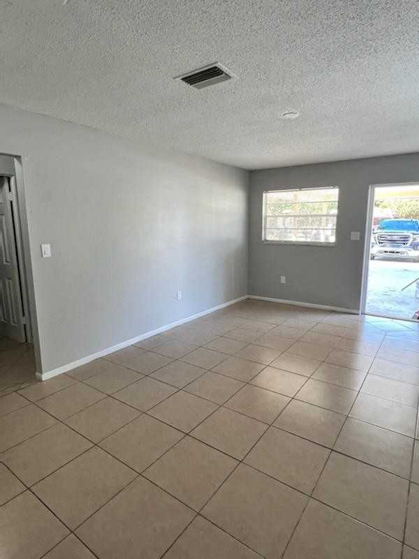 5518 18th St W #C - Photo 4 of 4