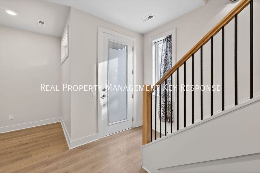 2109 23rd Ave N #B - Photo 3 of 47