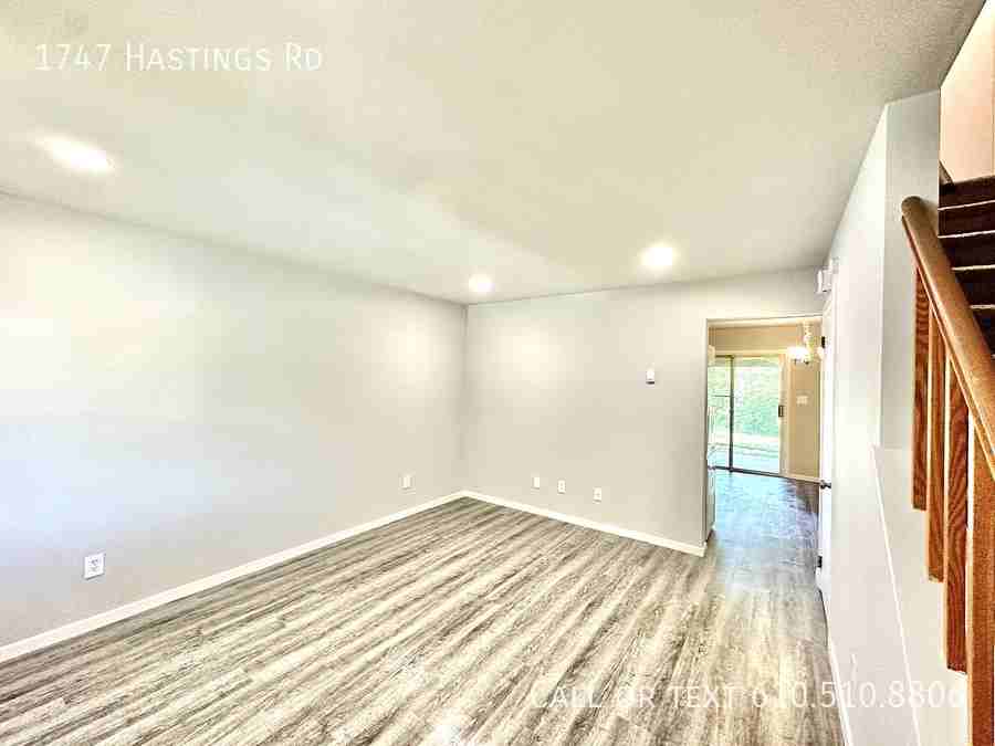 1747 Hastings Rd - Photo 3 of 10