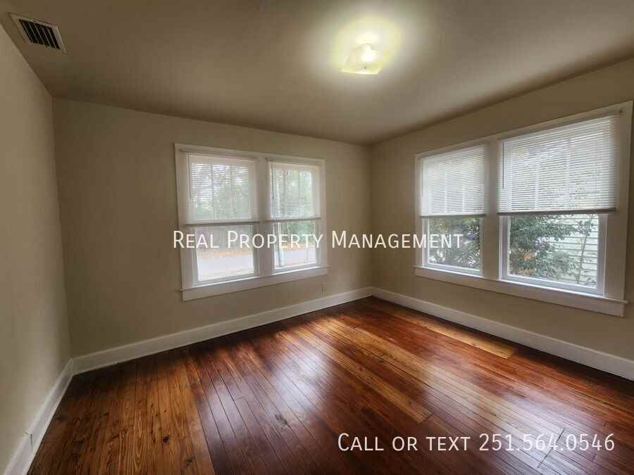 562 Clarke St - Photo 3 of 33