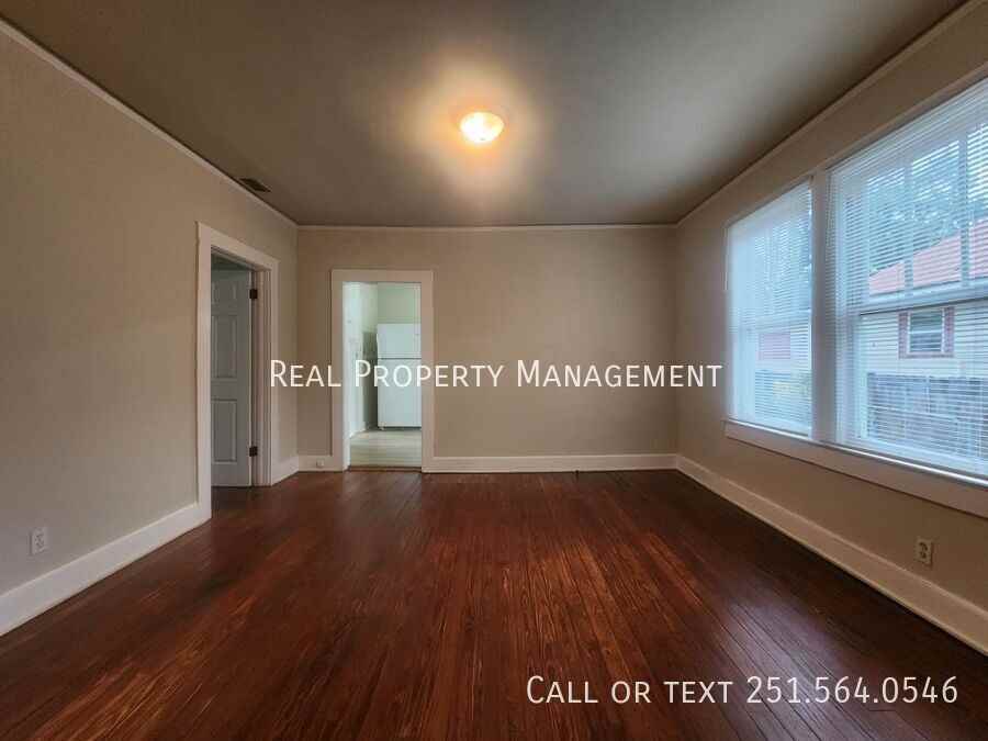 562 Clarke St - Photo 4 of 33