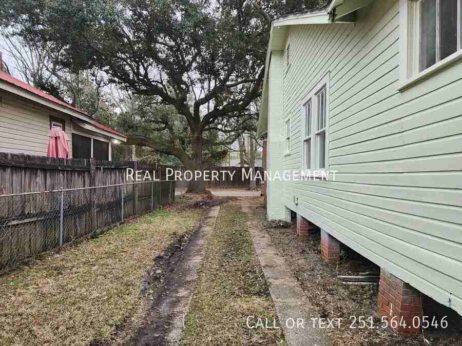 562 Clarke St - Photo 5 of 33