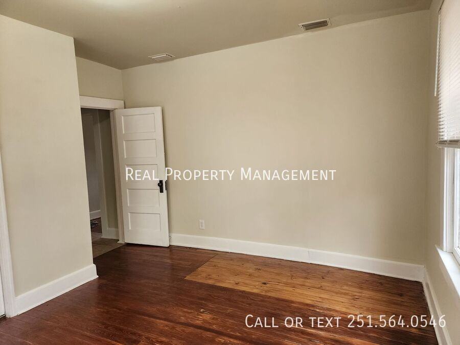 562 Clarke St - Photo 6 of 33