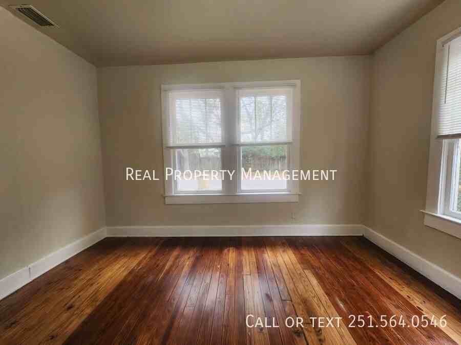 562 Clarke St - Photo 7 of 33