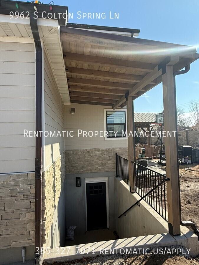 9962 S Colton Spring Ln - Photo 2 of 10