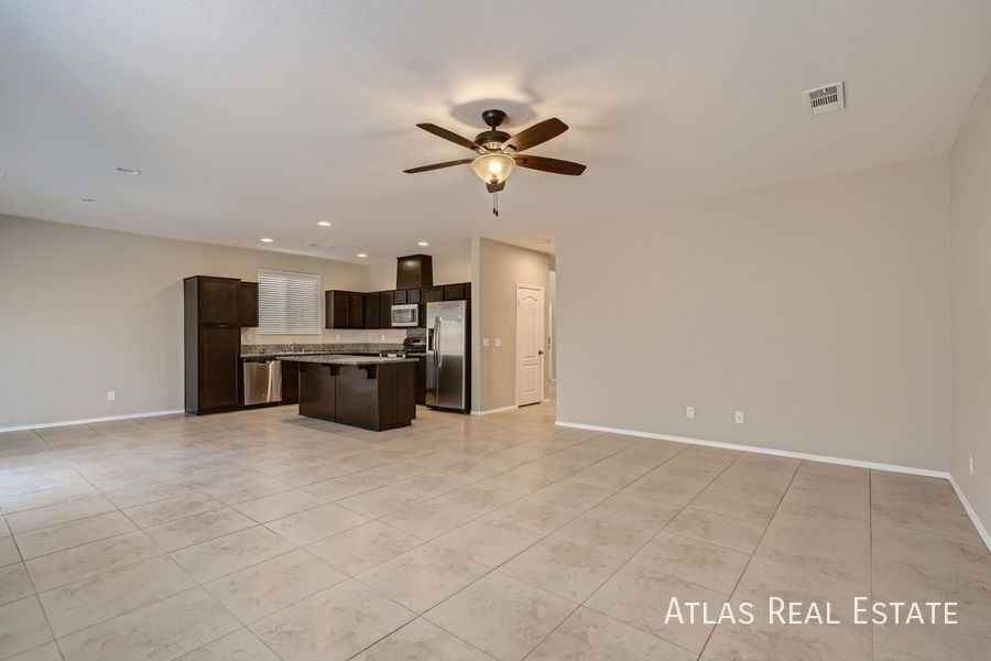 10646 Mount Blackburn Ave - Photo 6 of 32