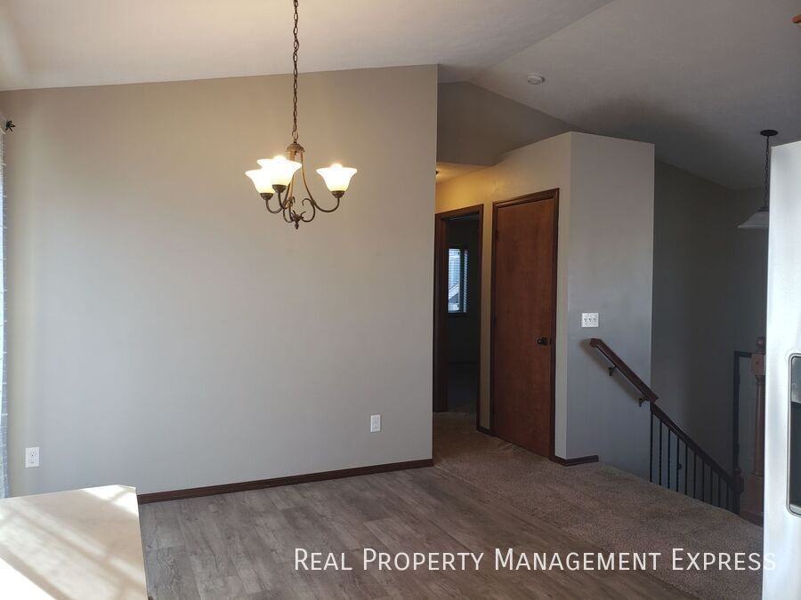 4600 S Wassom Ave - Photo 3 of 19