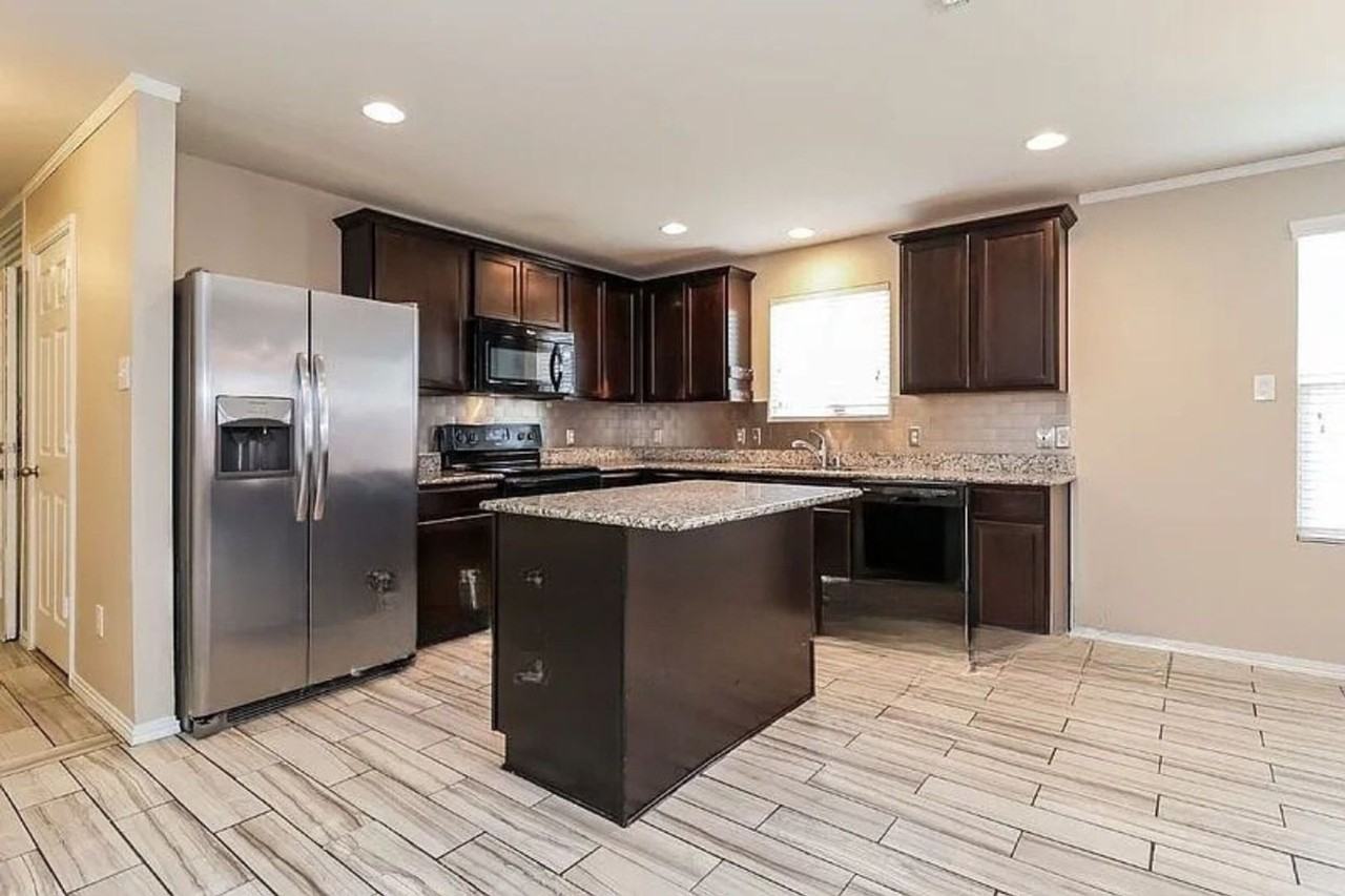 1601 Megan Creek Dr - Photo 3 of 21