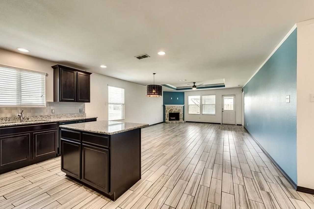 1601 Megan Creek Dr - Photo 4 of 21