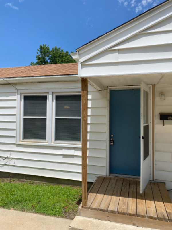 2635 Se Virginia Ave - Photo 2 of 11