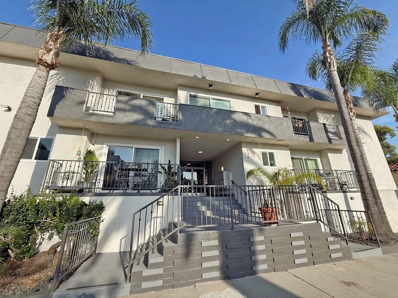 536 N Sweetzer Ave - Photo 2 of 3