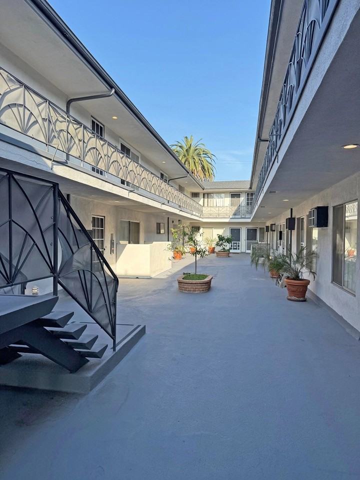 536 N Sweetzer Ave - Photo 3 of 3