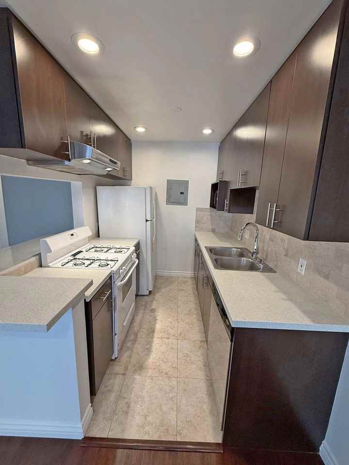 536 N Sweetzer Ave - Photo 4 of 45