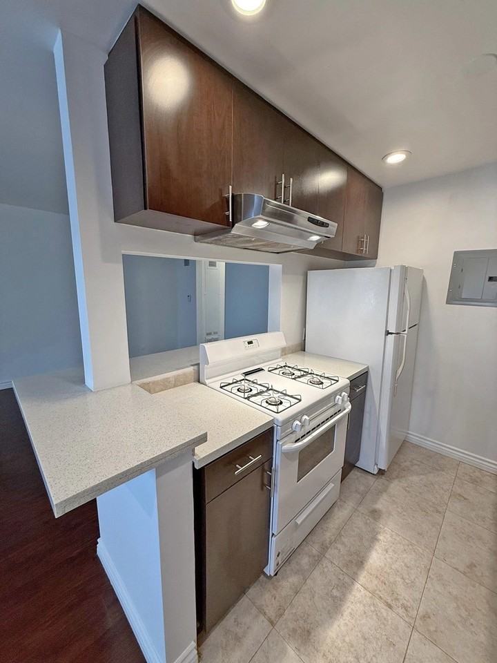 536 N Sweetzer Ave - Photo 5 of 45