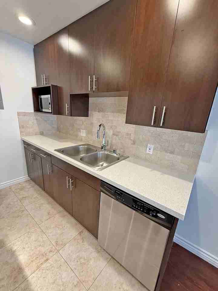 536 N Sweetzer Ave - Photo 6 of 45