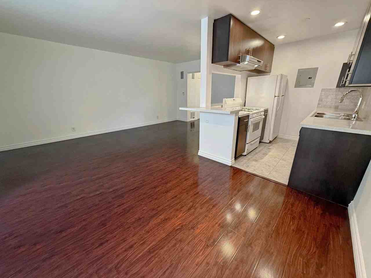 536 N Sweetzer Ave - Photo 7 of 45