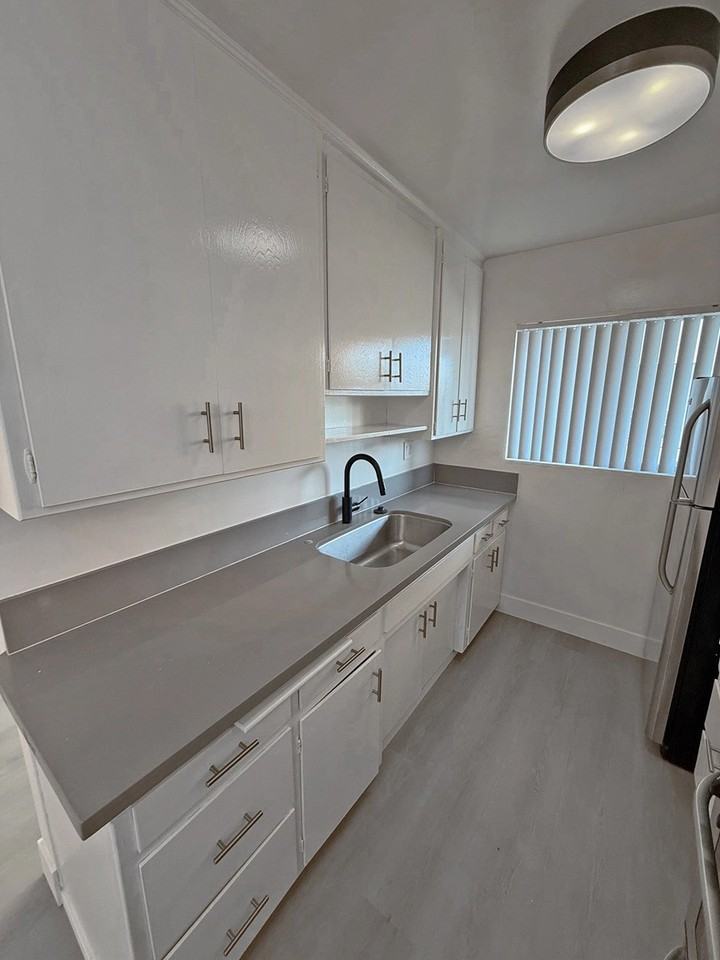 745 N Edinburgh Ave - Photo 7 of 32