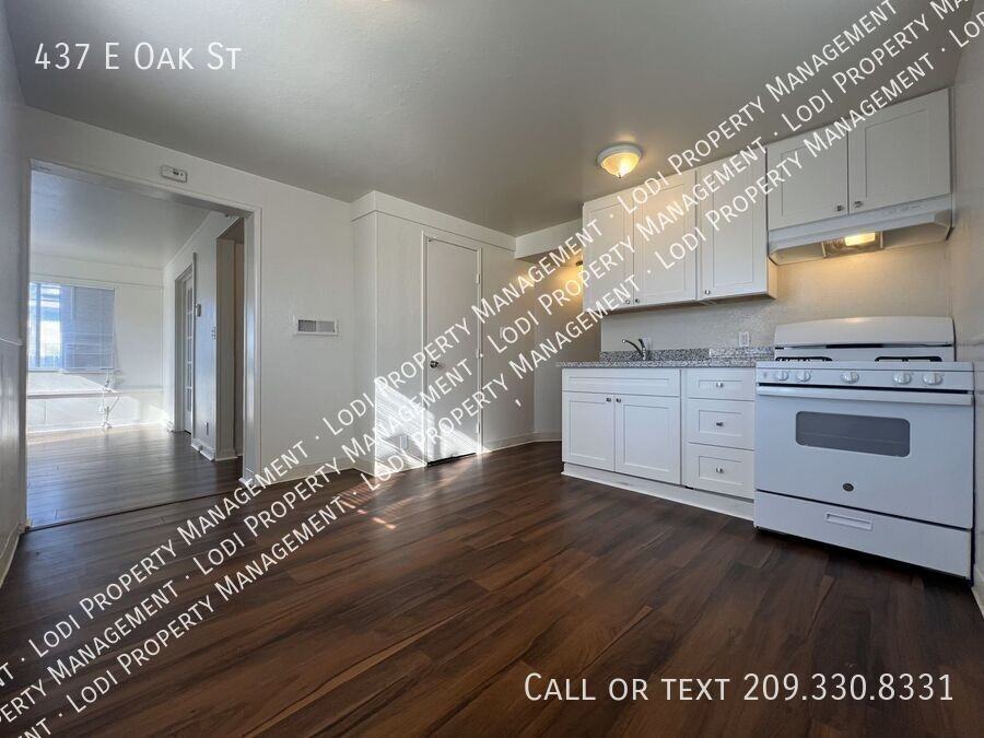 437 E Oak St - Photo 7 of 14