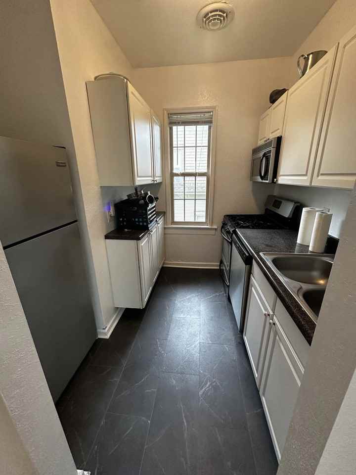 507 W Green St #B - Photo 3 of 4