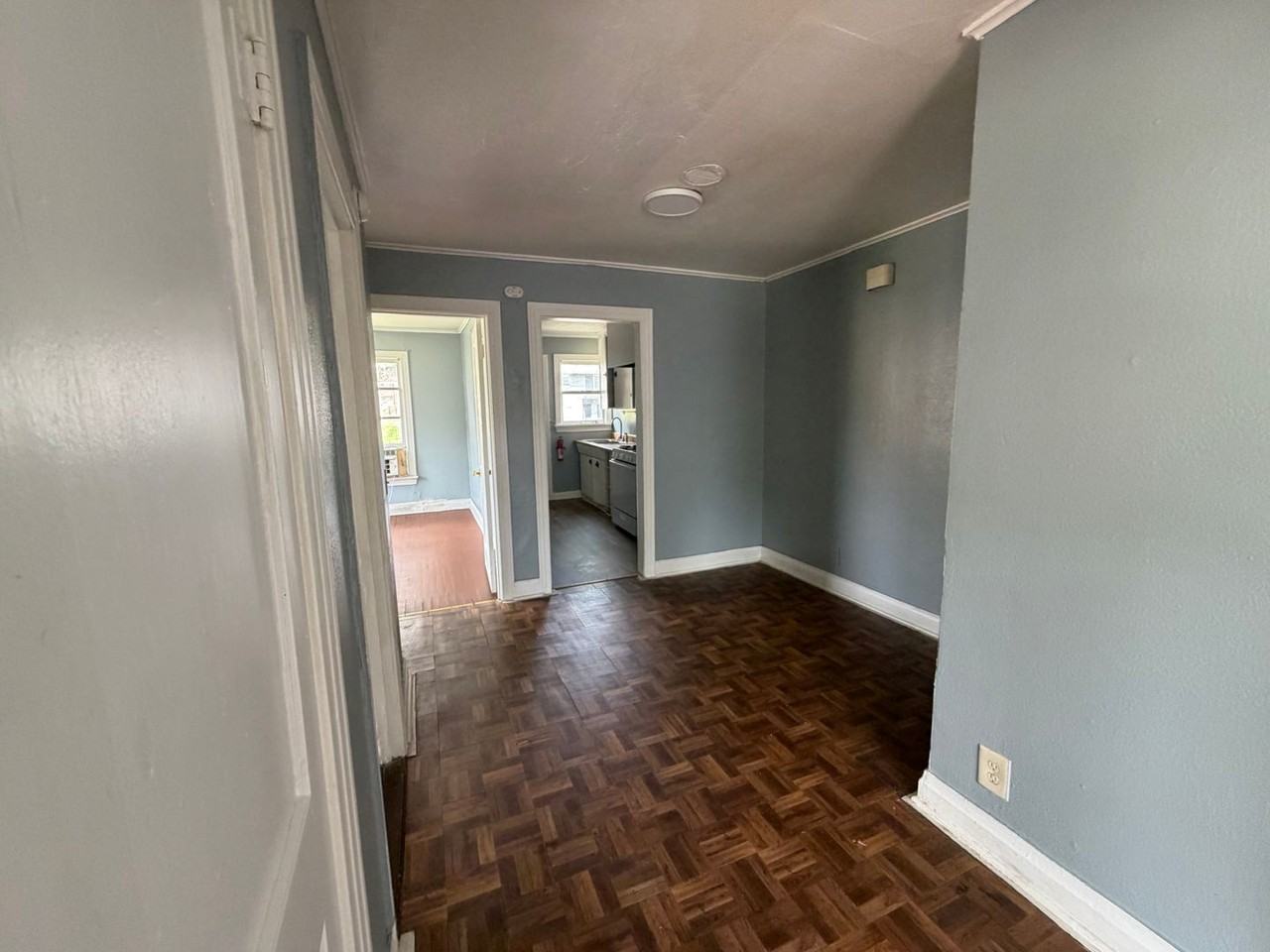 258 Wyandotte St - Photo 4 of 9