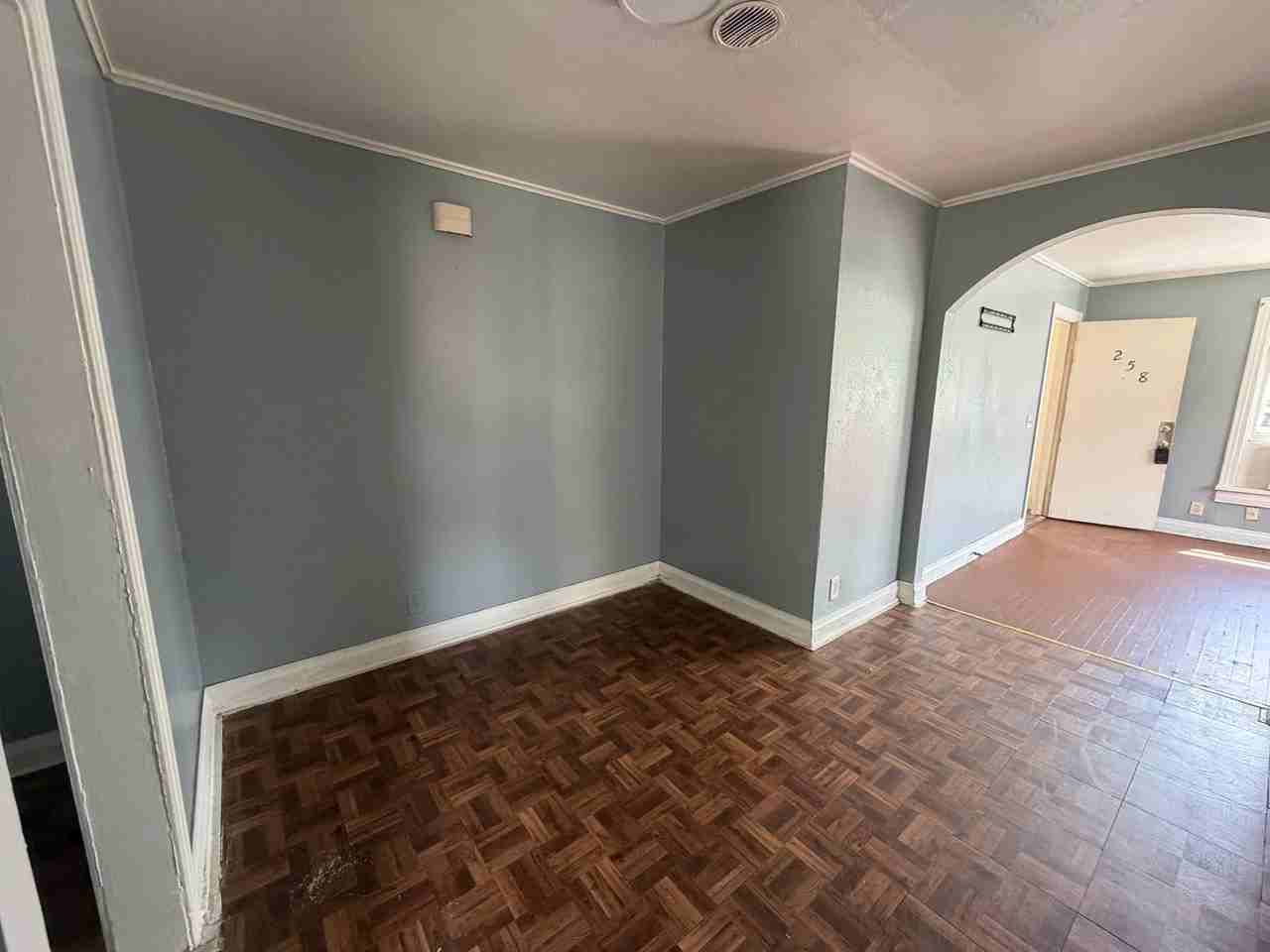 258 Wyandotte St - Photo 5 of 9