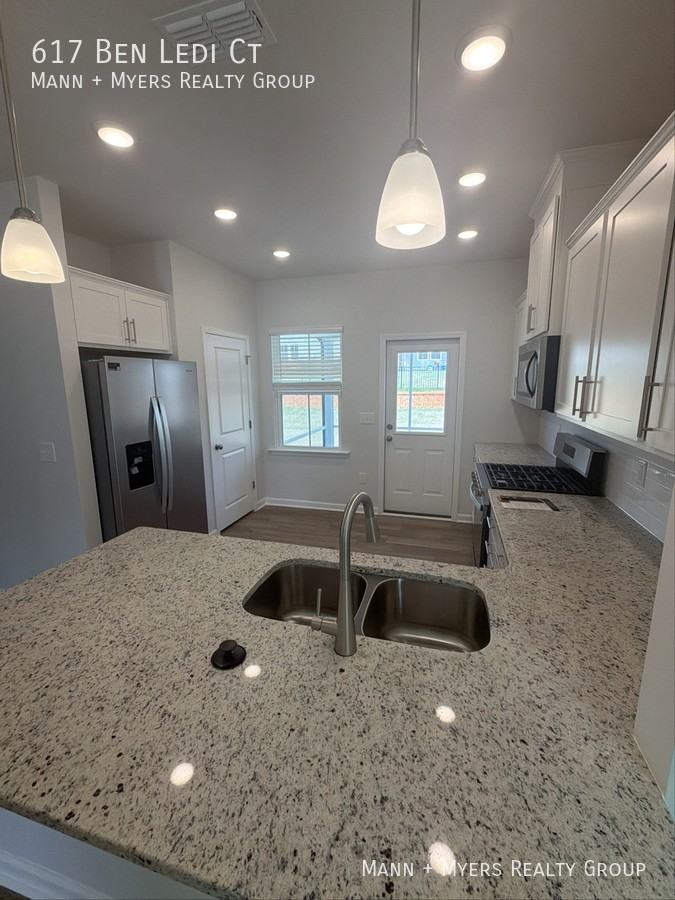 617 Ben Ledi Ct - Photo 2 of 15