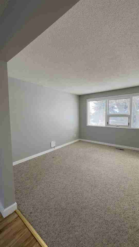 9512 128 Ave Nw - Photo 3 of 23