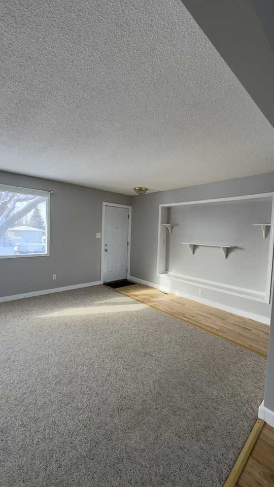 9512 128 Ave Nw - Photo 4 of 23