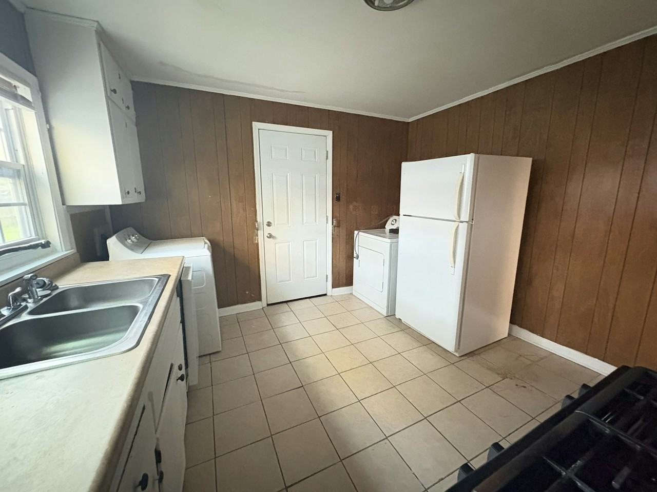 1053 Lubel Ave - Photo 2 of 8