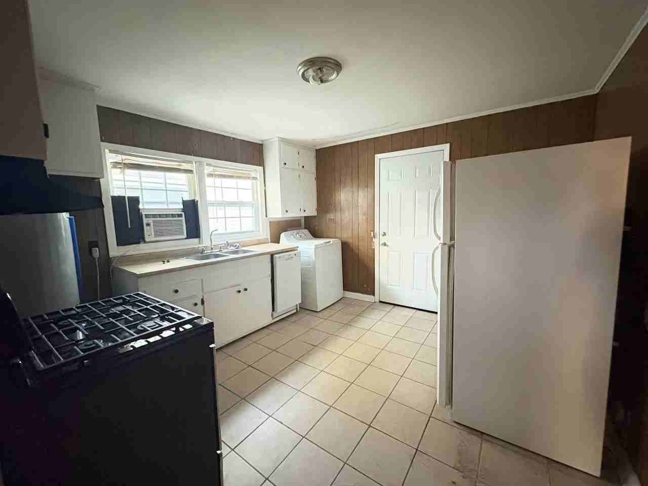 1053 Lubel Ave - Photo 3 of 8