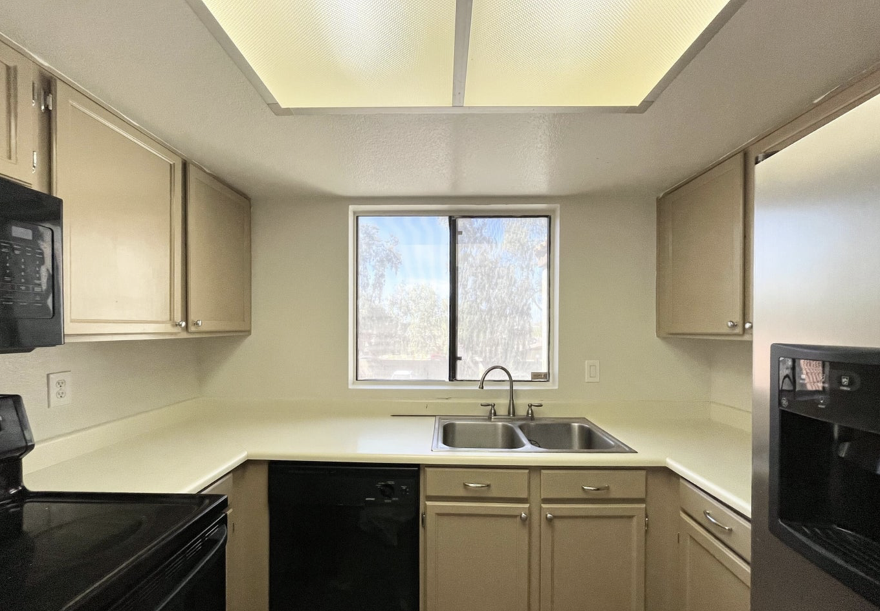 1905 East University Drive - 1Unit B-208 #1 - Photo 4 of 31