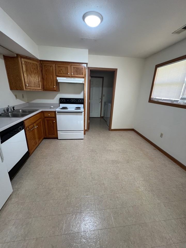 1002 Juniper Ct #D - Photo 5 of 13