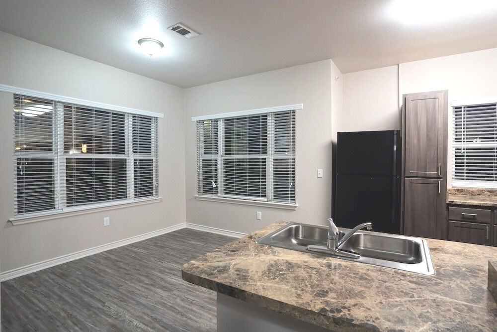 Sunset Lodge - Photo 4 of 49