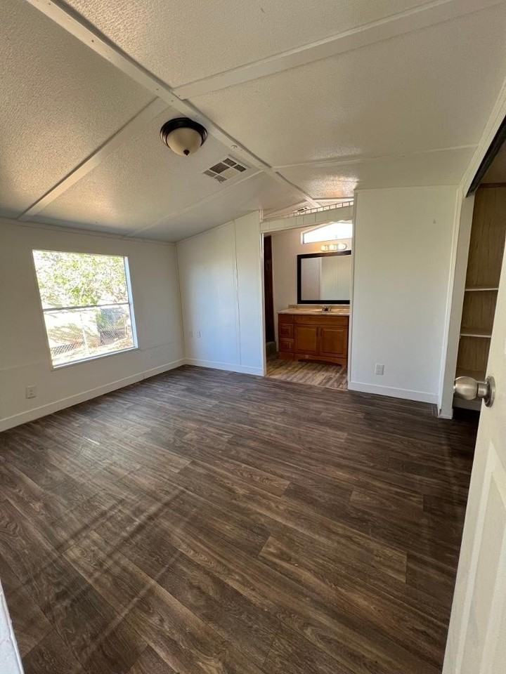 5811 N Fuchsia St - Photo 4 of 8